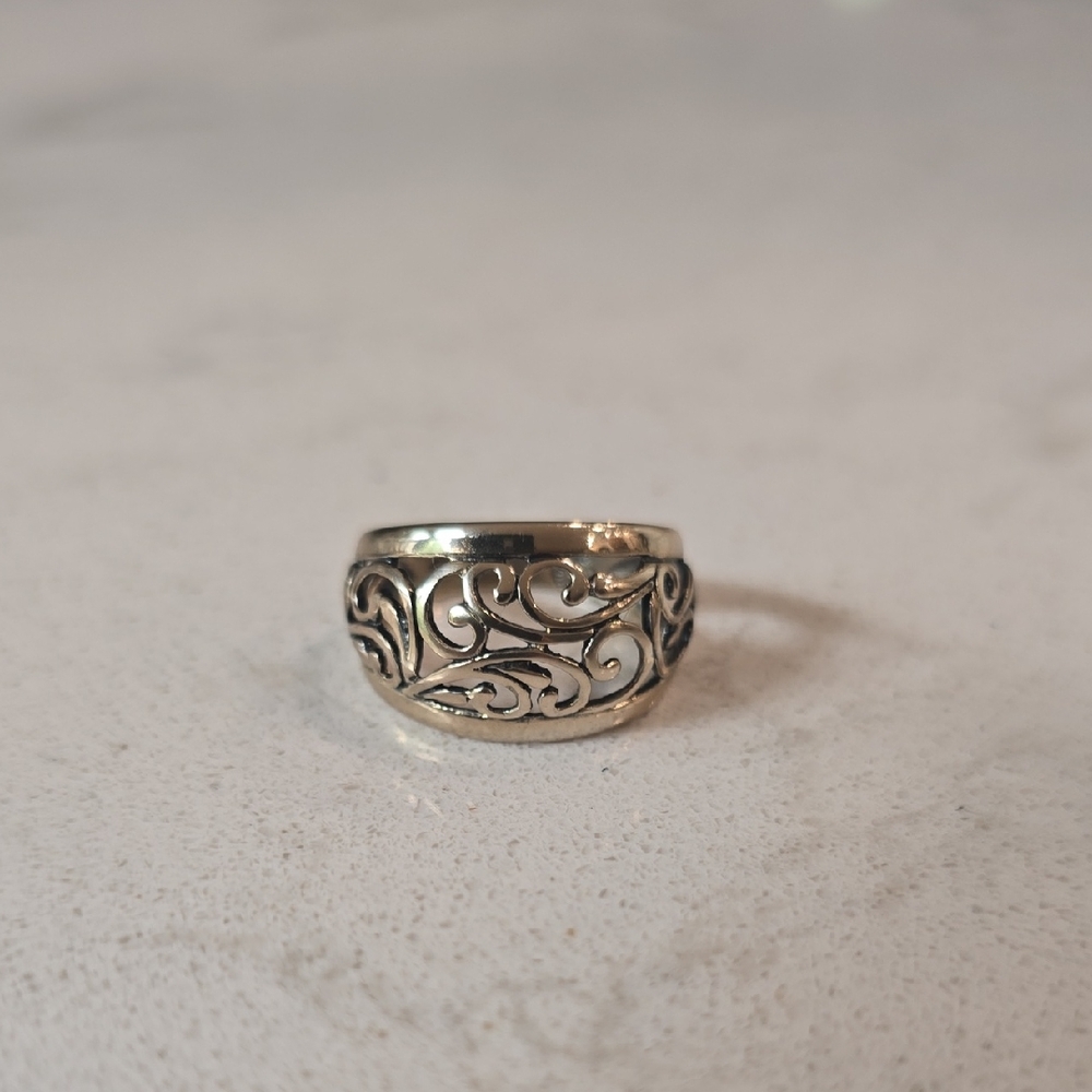 Elegant Silver Swirl Ring